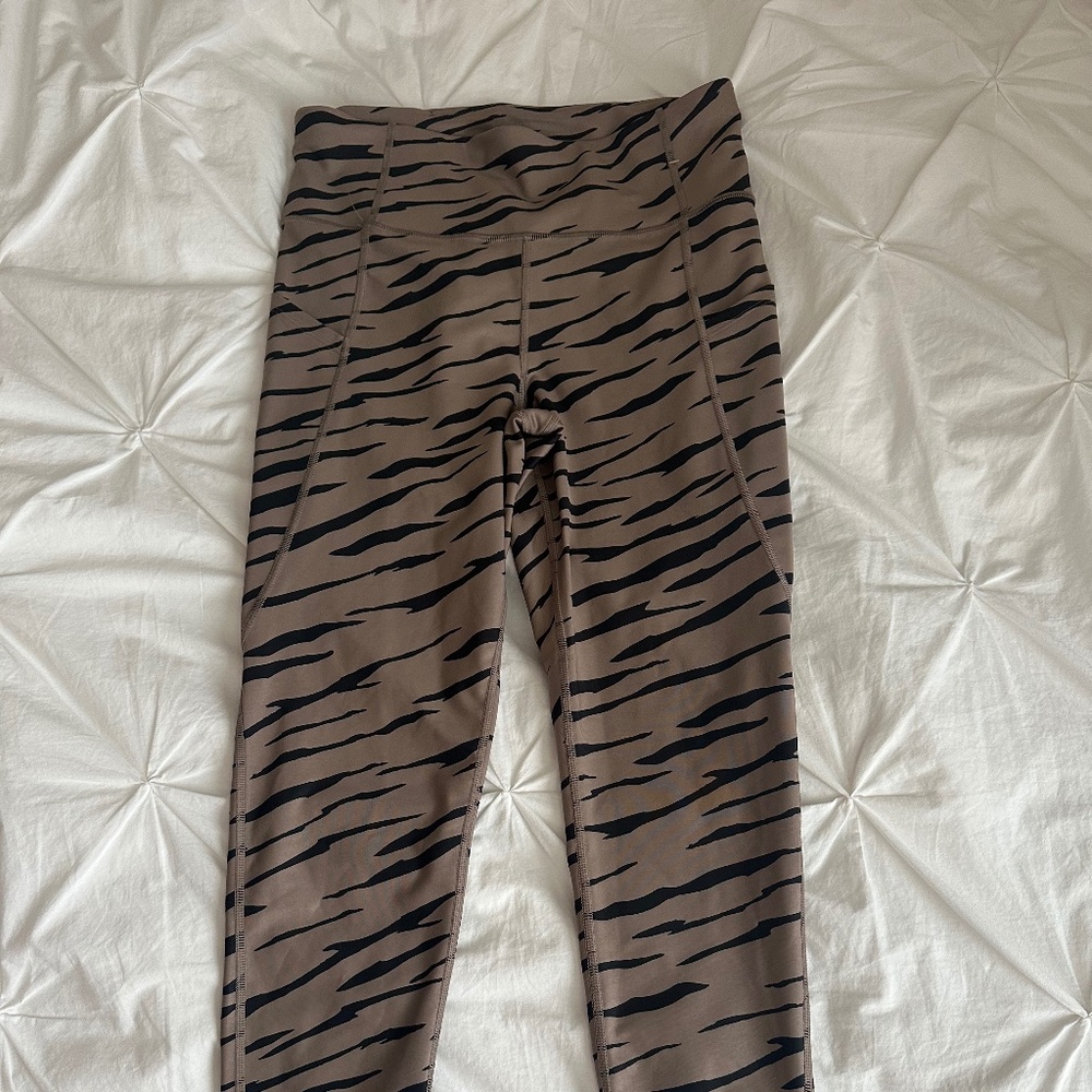 Gap workout leggings- Zebra print size medium